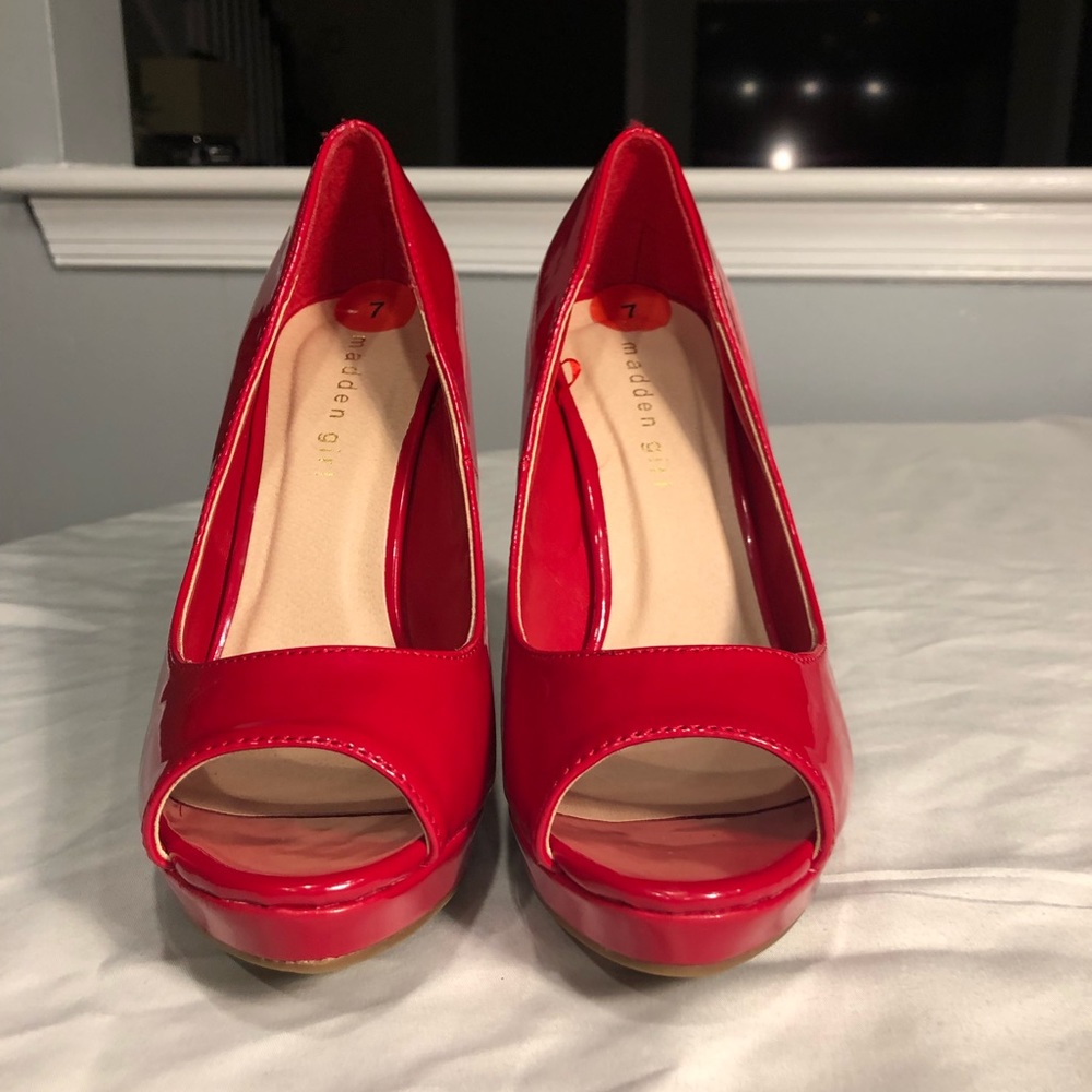 New red patent Madden Girl peep toe pumps - Picture 7 of 8